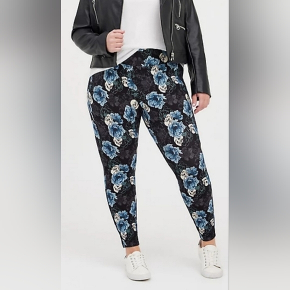 Torrid Pixie Pants Size 3R - Picture 2 of 8